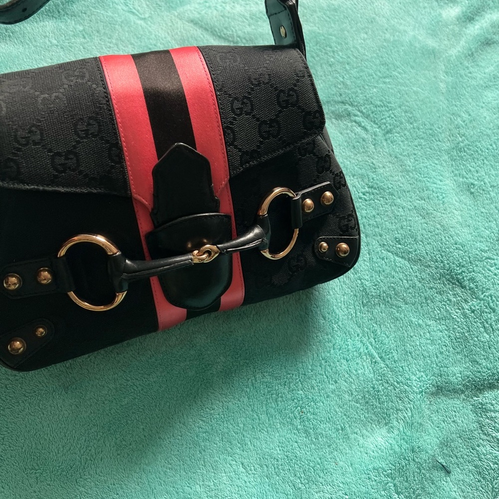 It si a very confortable Gucci bag in good condición